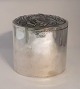 Lundin Antique präsentiert: J. Holm. Silberne Dose (830). Höhe 14 cm. Hergestellt 1920.