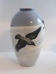 Lundin Antique präsentiert: Königliches Kopenhagen. Vase mit Krähenmotiv. Modell 1412 - 47D. Höhe 22,5 cm. (1 ...