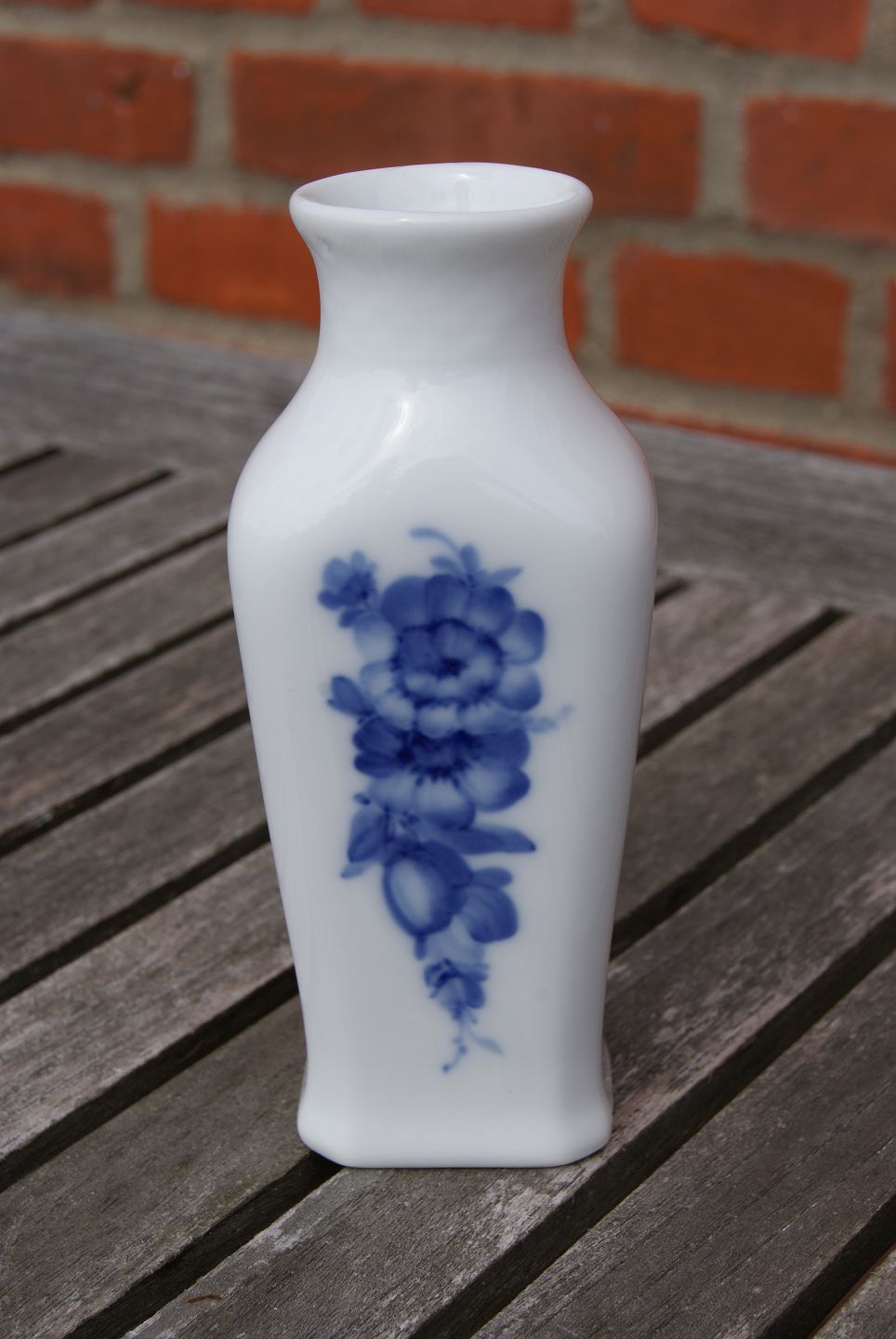 Antikkram - Blue Flower Plain Danish porcelain. Squared vase 13cm
