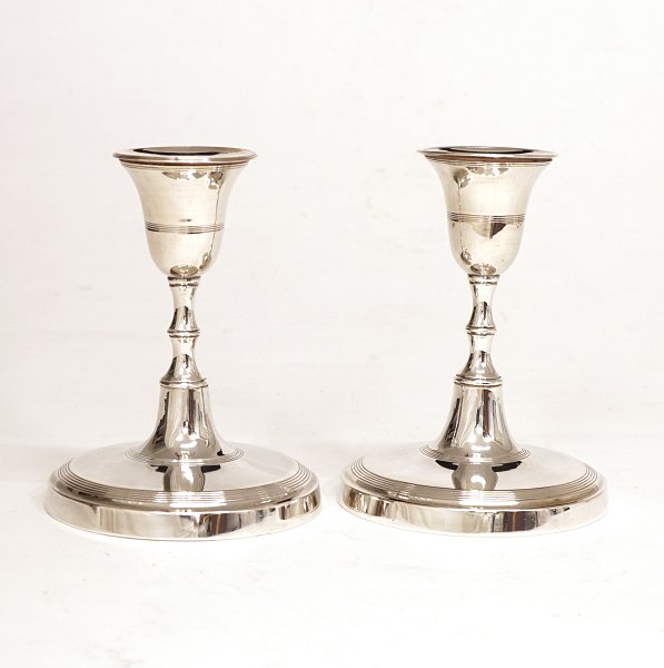 Andreas Holm, Copenhagen, 1771-1812: A pair of silver candlesticks. Dated 1797. 
H: 13,7cm. D fod: 10,7cm. V: 614gr