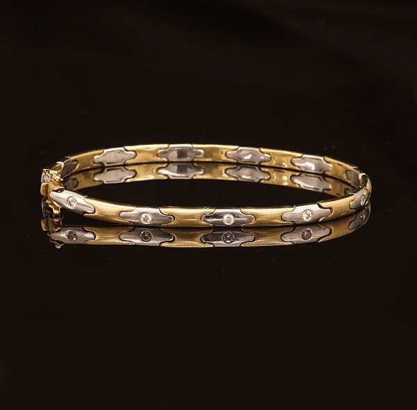 A bracelet in 14kt gold. Every second link with a diamond. L: 20cm. W: 16gr