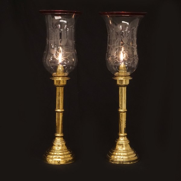 A pair of brass hurricane candlesticks. Circa 1850. H: 50cm