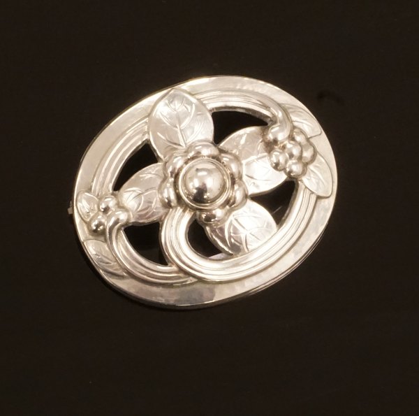 Georg Jensen: A sterlingsilver brooch. #138. Size: 3,3x4cm