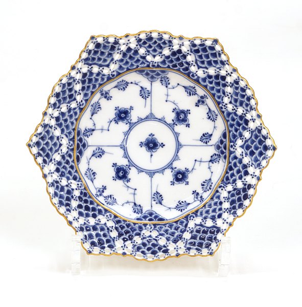 Royal Copenhagen: A set of 6 gilt blue fluted full lace plates. D: 17cm