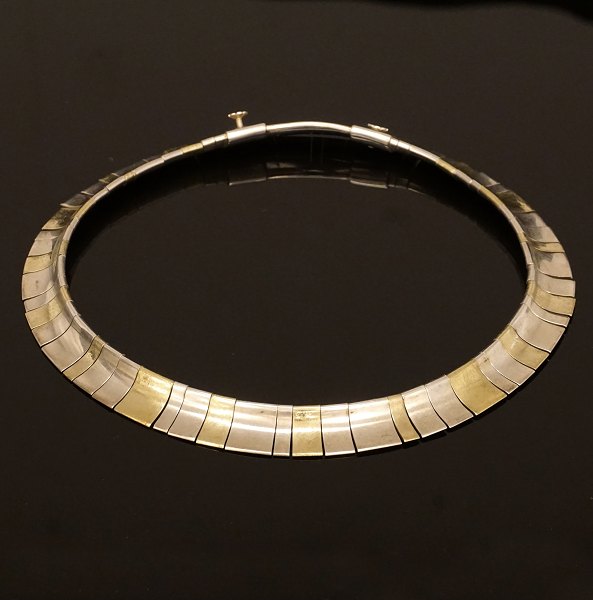 Bent Gabriel Knudsen: A rare partly gilt necklace. Made by Hans Hansen circa 
1958. L: 40cm. Similar necklace shown in Jörg Schwandt: "Simply Danish, Silver 
Jewellery 20th century", p. 115