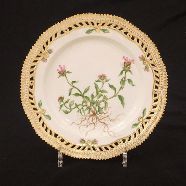 Royal Copenhagen: An early Flora Danica plate #3554. 1889-1922. D: 22,5cm