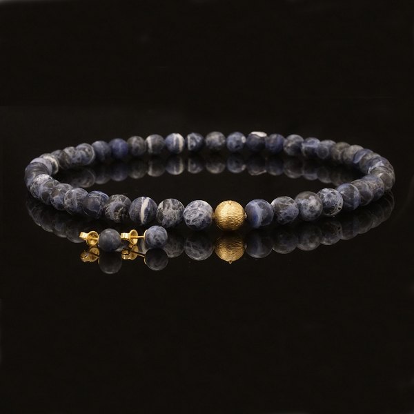 Ole Lynggaard, Denmark: Clasp of 14kt gold with a lapus lazuli necklace. 
Earrings not by Ole Lynggaard 18kt gold. L necklace: 47cm