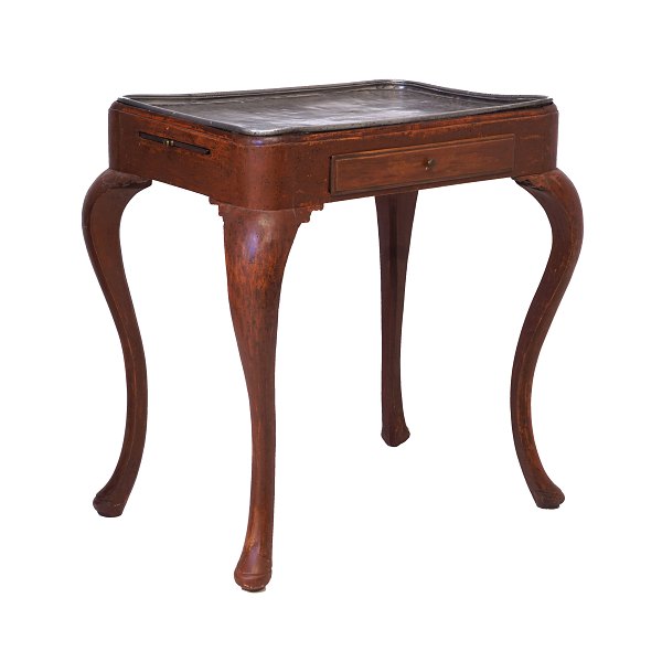 Dänischer Rokoko Tisch mit Zinnplatte. Dänemark um 1760. H: 75cm. Tablett: 
70x46cm