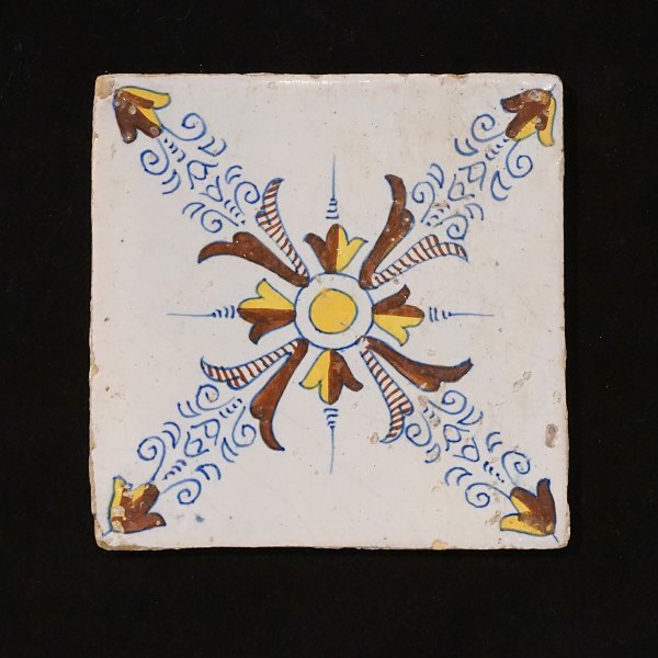 A Dutch 17th century polychrome decorated tile. Circa 1620-40. Size: 13x13cm