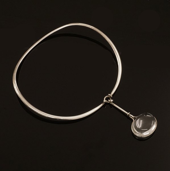 Vivanne Torun Bülow-Hübe für Georg Jensen: A sterlingsilver necklace with a rock 
crystal. Designed 1955