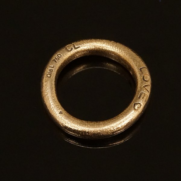 Charlotte Lynggaard, Copenhagen: An 18kt gold "Love"-ring with a diamond. 
Ringsize: 51-52