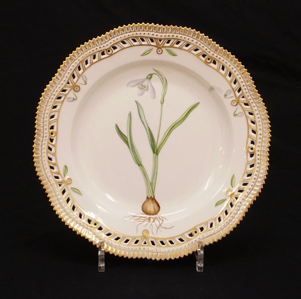 Royal Copenhagen: A Flora Danica plate. "Galanthus Vivalis L.". #20/3553. D: 
25cm