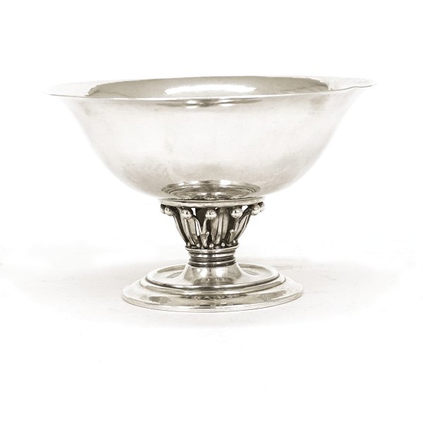 A small Georg Jensen Louvre silver bowl. Signed and dated 1920. H: 8cm. W: 165gr
