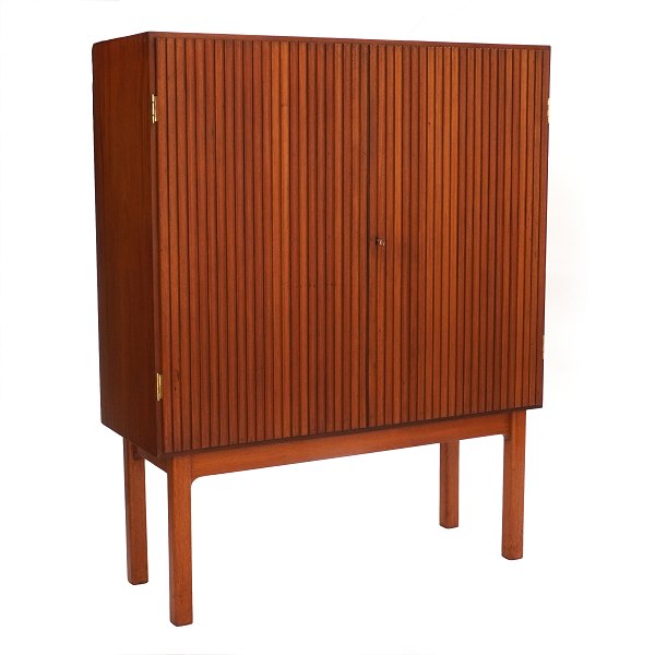 Dänischer Tischlermeisterschrank aus Teak. Dänemark um 1950. H: 149cm. B: 120cm. 
T: 44cm