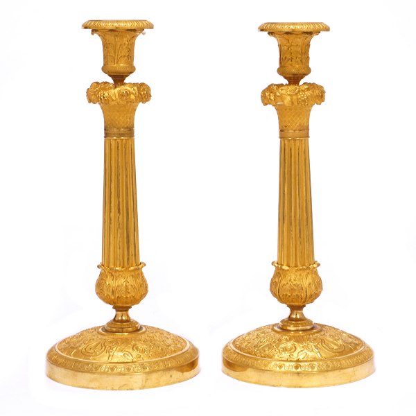 Ein Paar feuervergoldete Empire Bronzenleuchter. Frankreich um 1810. H: 30,5cm