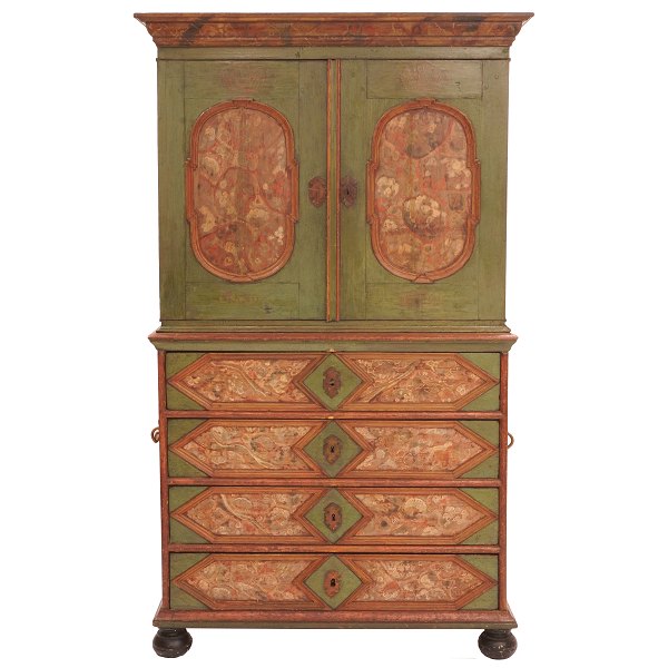 Barocker "Barsmark"-Schrank (Nach dem Dorf Barsmark bei Apenrade). Dekoriert mit 
Eigentümer Initialen und der Jahreszahl 1772. H: 200cm. B: 116cm. T: 55cm