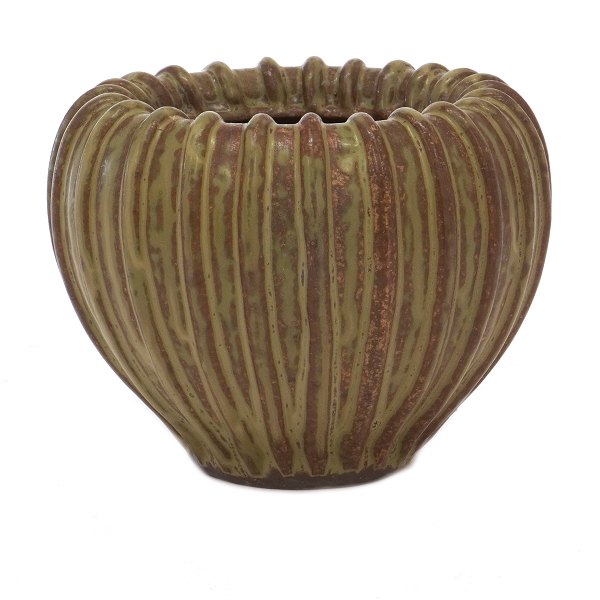 Arne bang steinzeug Vase mit grünbrauner Glasur. Signiert. H: 10,5cm. D: 13cm