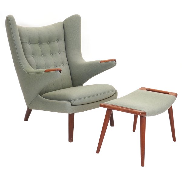 Hans J. Wegner "Papa Bear"-Stuhl mit Fussbank. Beide aus Teak. AP19 und AP29. Gut erhalten. Kleine Gebrauchsspuren