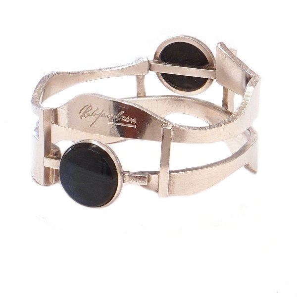 Anni & Bent Knudsen, Dänemark, sehr kräftiger, ovaler sterlingsilber Armring ausgeführt in Zusammenarbeit mit dem dänischen Bildhauer Robert Jacobsen. D innen: 6,5x7cm. G: 151gr