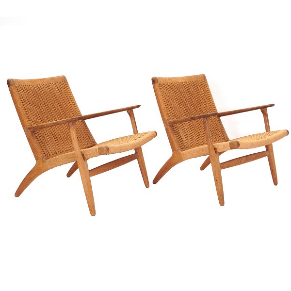 Ein Paar Hans J. Wegner CH25 Lounge Stühle mit originalem Eichengestell. Hergestellt bei Carl Hansen & Sohn