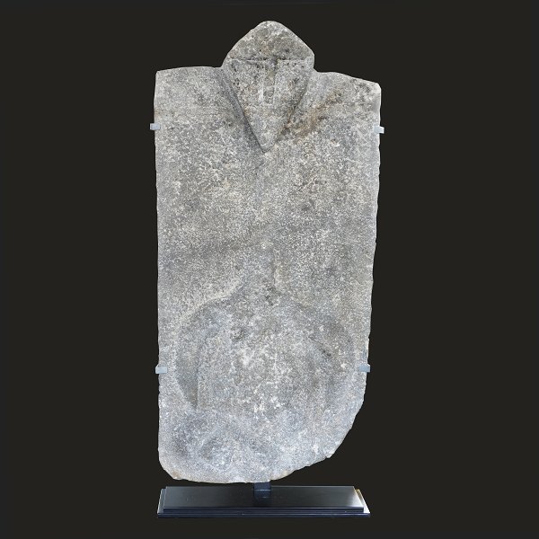 Gedenkstele aus Korallenstein vom Ontong-Java-Atoll (nordöstlich der Salomonen und Australiens), gefertigt um 1800. Auf Sockel montiert. Aus belgischer Privatsammlung.H: 110cm. B: 52cm. T: 8cm