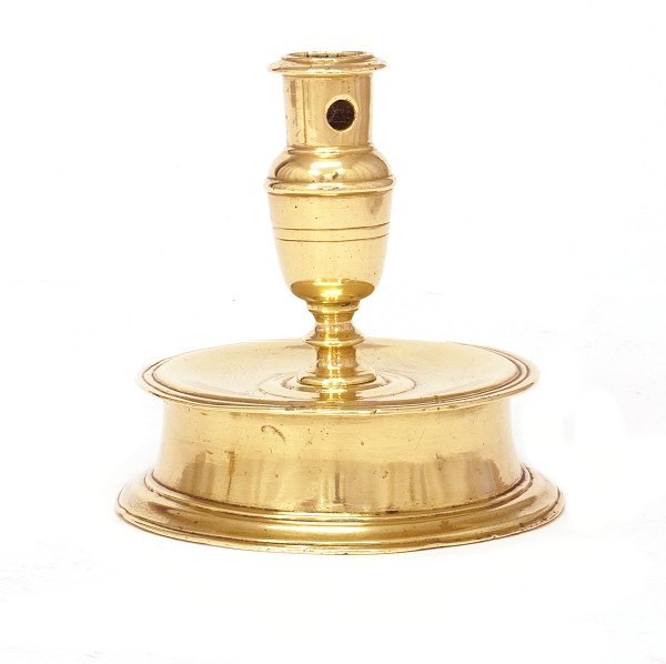 Früher niederländischer Kerzenleuchter aus Messing, 17. Jahrhundert.H: 13,3cm. Fuß-D.: 13,5cm