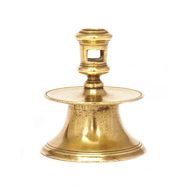 Kleiner niederländischer Kerzenleuchter aus Messing, frühes 17. Jahrhundert.H: 9,5cm. Fuß-D.: 8,2cm