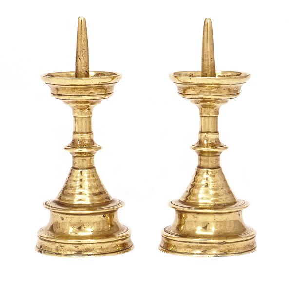 Ein Paar frühe Miniatur-Altarleuchter aus Messing, 17. Jahrhundert. H: 14cm. Fuß-D.: 6,1cm
