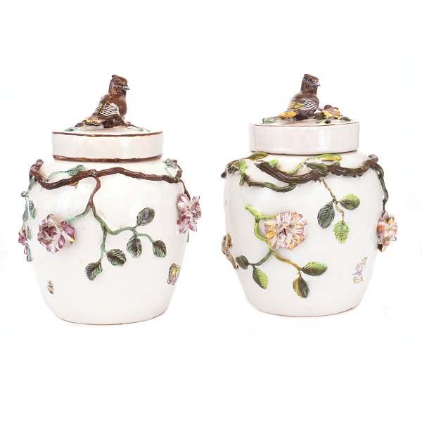 Zwei polychrom dekorierte Deckelvasen, plastisch modelliert und mit Blumen, Zweigen und Vögeln verziert. Marieberg, Schweden, um 1765. Höhe: 26 cm