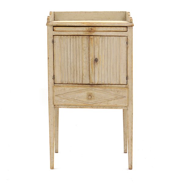 Gustavianischer Bettschrank mit ausziehbarer Platte. Schweden um 1800. H: 79cm. B: 42cm. T: 32cm