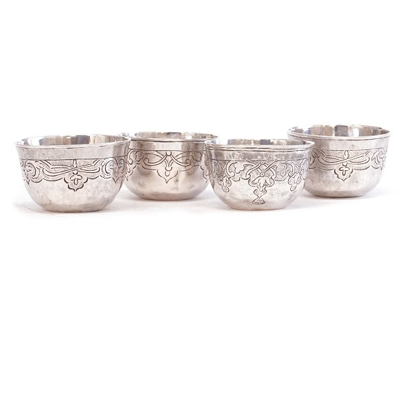 Satz von vier russischen Silber-Wodkabechern Gemarkt Moskau um 1760.Höhe: 3cm