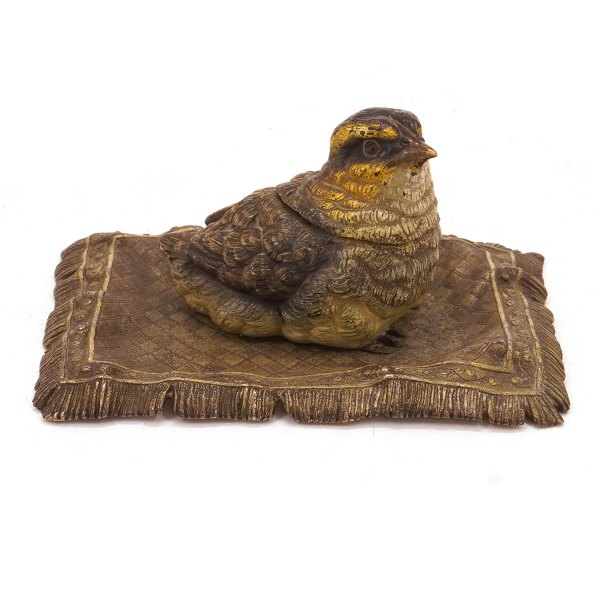 Wienerbronze von der Werkstatt Frantz Bergmanns gestempelt: " "Geschützt Österreich Deutschland F. Bergm". H: 7cm. Teppich: 14x11cm